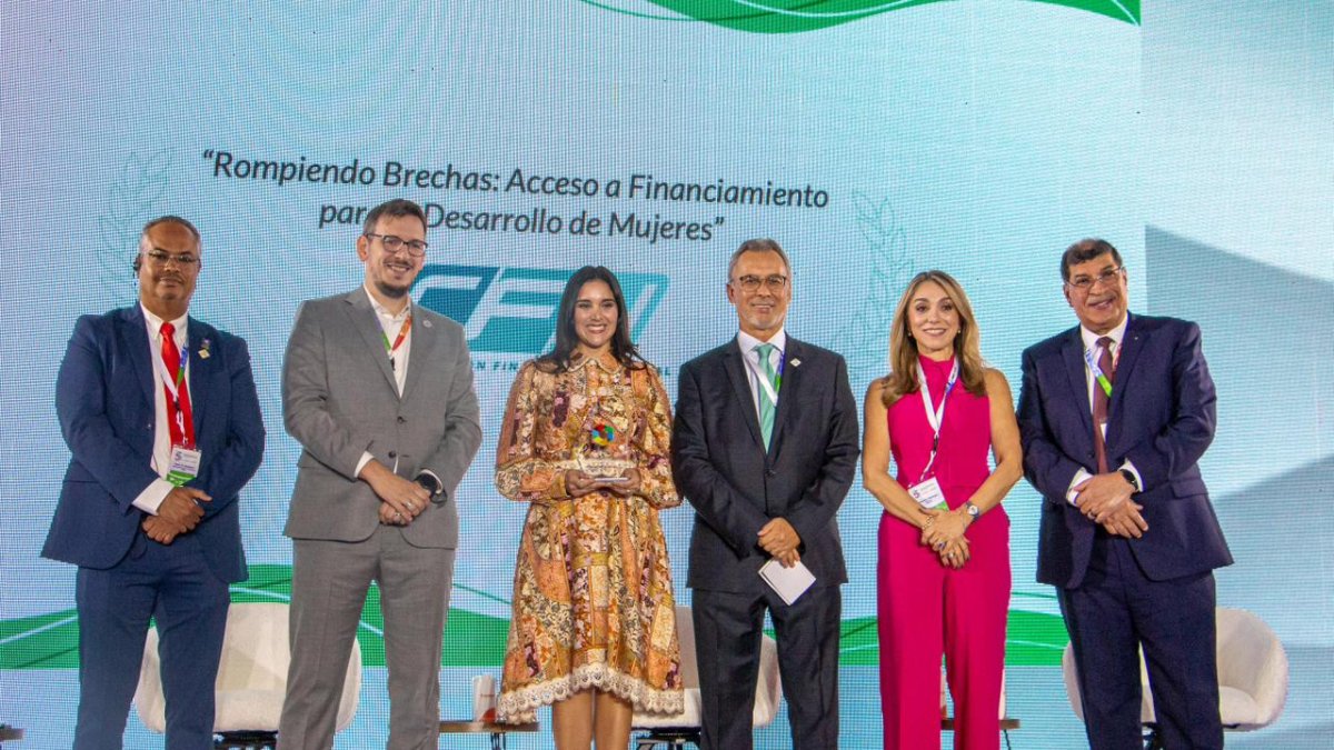 Funcionario de la CFN, durante el acto de reconocimiento.
