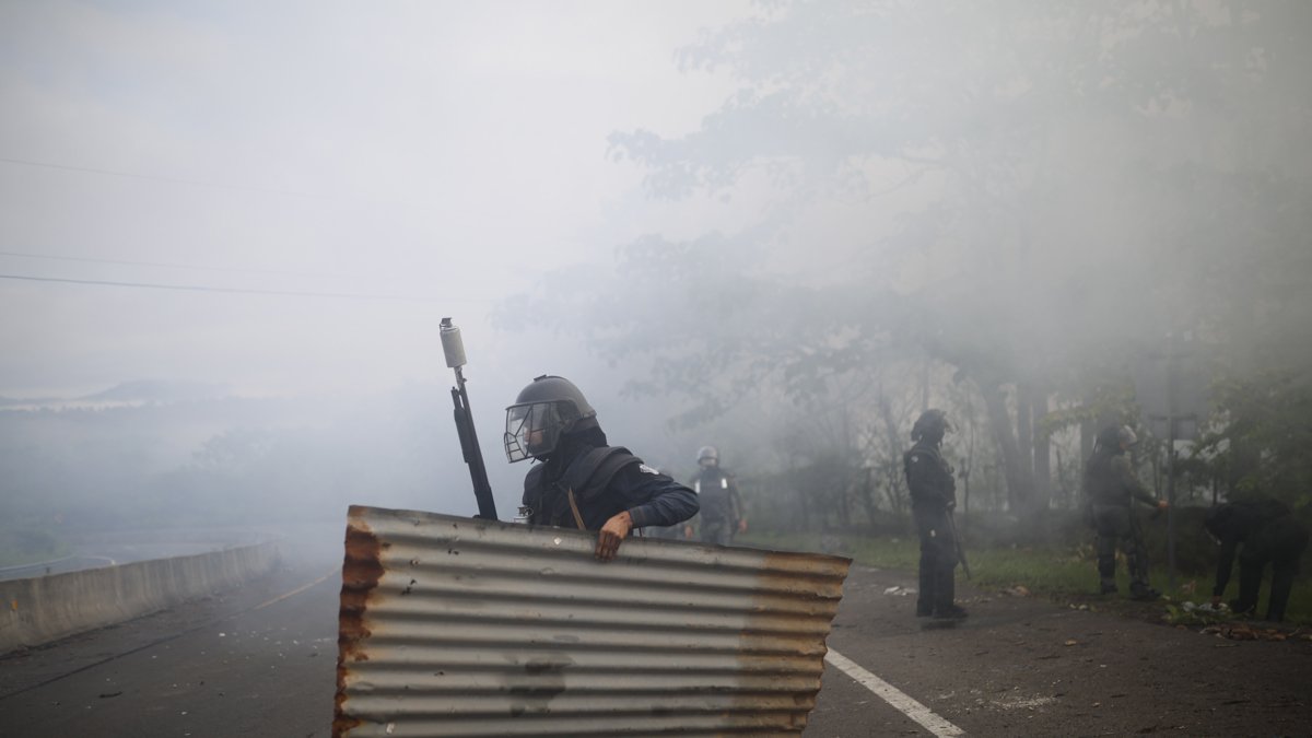 La Unidad de Control de Multitudes de Panamá (UCM) y manifestantes se enfrentan en Viguí Veraguas, Panamá.