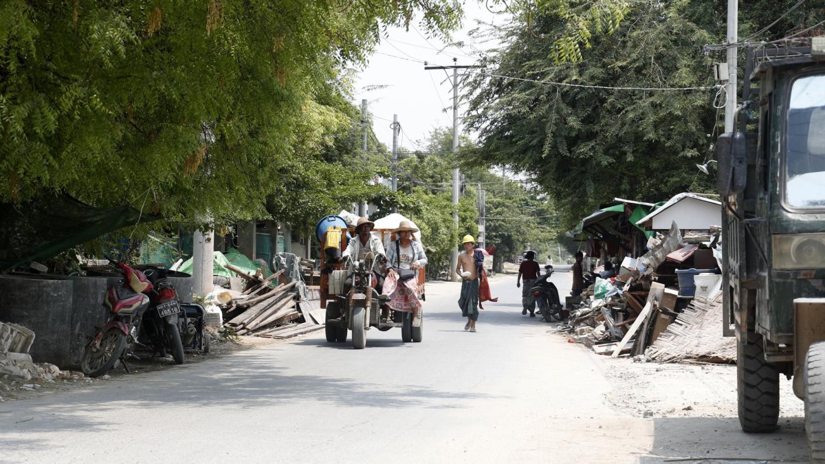 Fotografía de archivo, tomada el 27 de abril de 2025, que muestra una calle de Sagaing en Birmania (Myanmar).