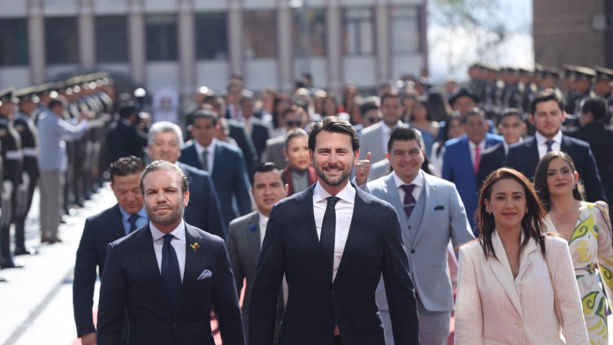 Niels Olsen (centro), presidente de la Asamblea Nacional 2025-2027, en su llegada a la Legislativo.