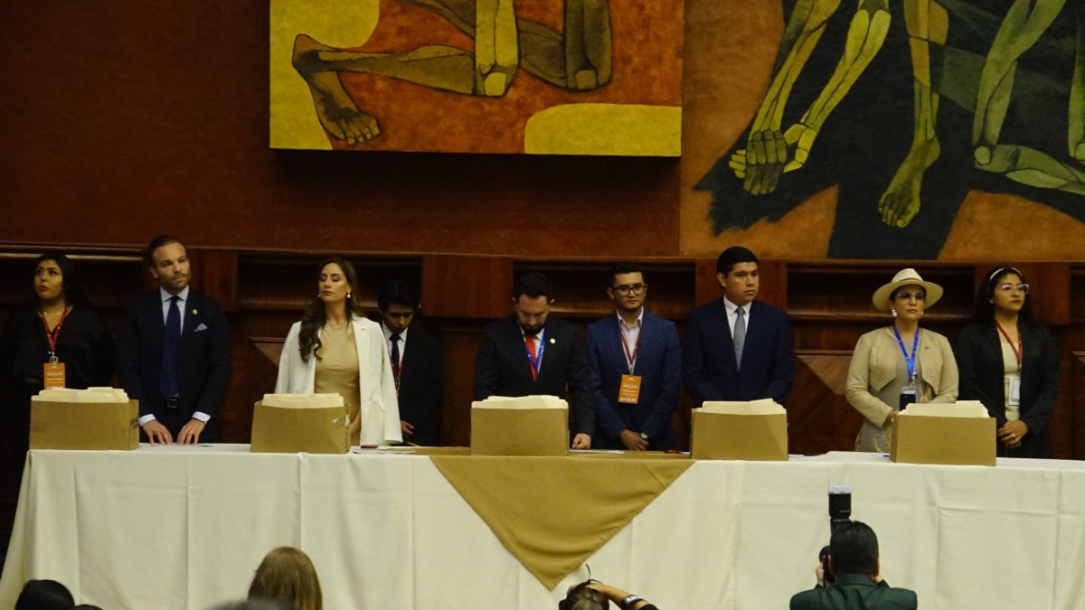 Mónica Salazar (útlima a la derecha), exintegrante de la Revolución Ciudadana, durante la primera sesión de la Asamblea Nacional el 14 de mayo de 2025.