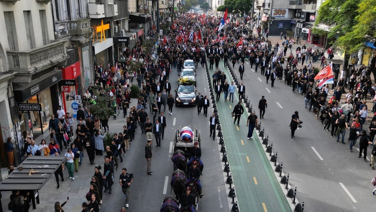 El exguerrillero, que pasó 12 años preso por su activismo revolucionario, fue despedido por multitudes en la capital uruguaya.