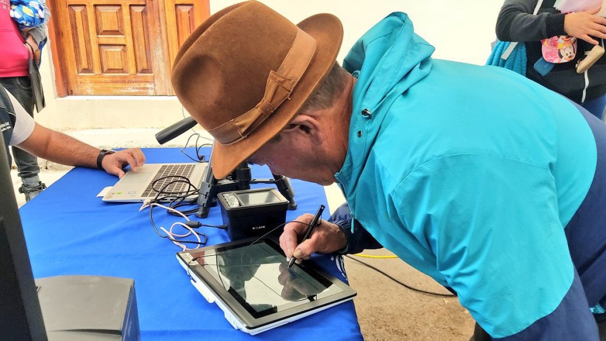 Usuarios se quejan por falta de turnos en el registro civil.