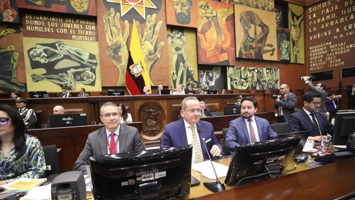 Alfredo Serrano (centro) fue captado por un micrófono abierto durante la primera sesión de la Asamblea Nacional 2025-2029.