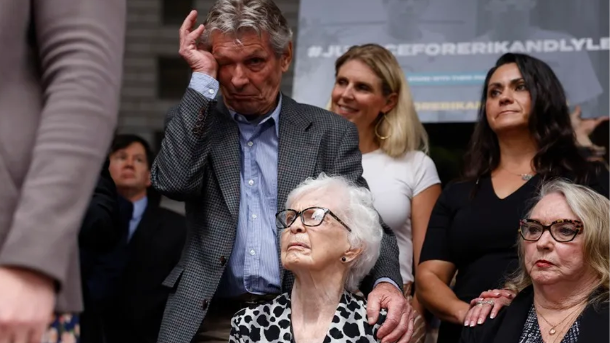 Familiares de los hermanos Erik y Lyle Menéndez celebraron una conferencia de prensa para pedir su liberación de prisión después de que fueran condenados en 1996 por asesinar a sus padres.