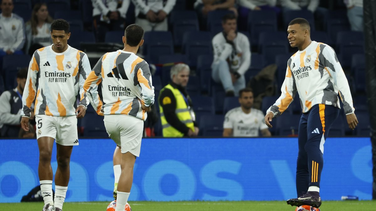 Jude Bellingham (i) y Kylian Mbappé (d) durante el calentamiento del Real Madrid previo al juego ante el Mallorca.