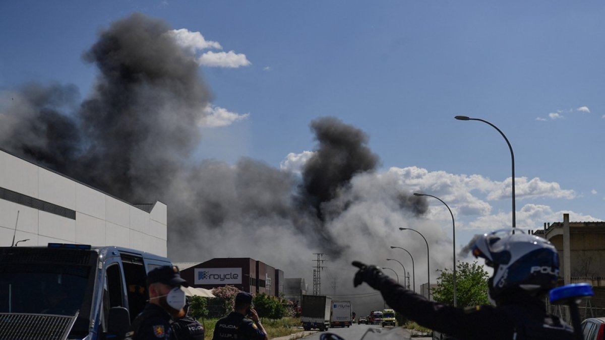 Alcalá de Guadaíra, 14 de mayo de 2025. Un incendio en un edificio químico genera una gran nube negra y obliga a casi 80.000 personas a permanecer en casa.
