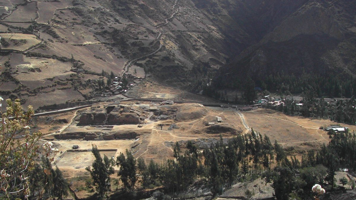 El Yacimiento Arqueológico de Chavín de Huántar, en el Perú actual, alberga varios edificios monumentales que presiden una gran plaza situada a 3.000 metros de altitud.