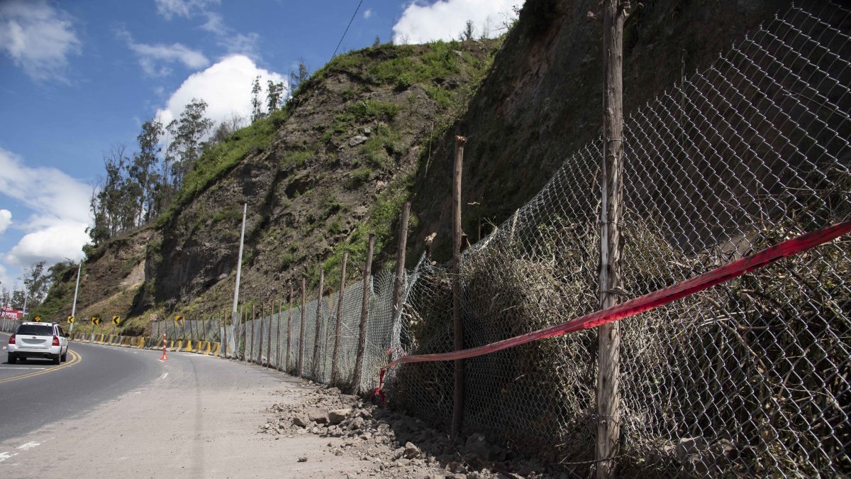 El Municipio de Quito ejecuta la instalación de más de 12.600 metros cuadrados de mallas de acero de alta resistencia, ancladas directamente en la ladera