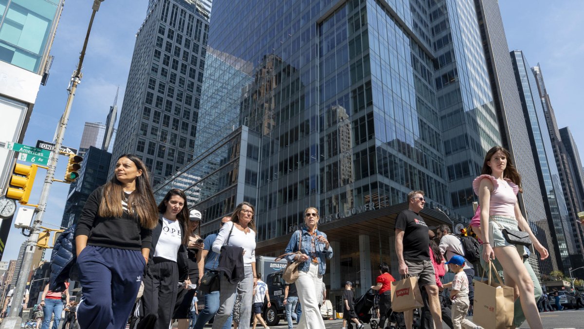 Personas caminan por la avenida 42 de Manhattan, en Nueva York (Estados Unidos).