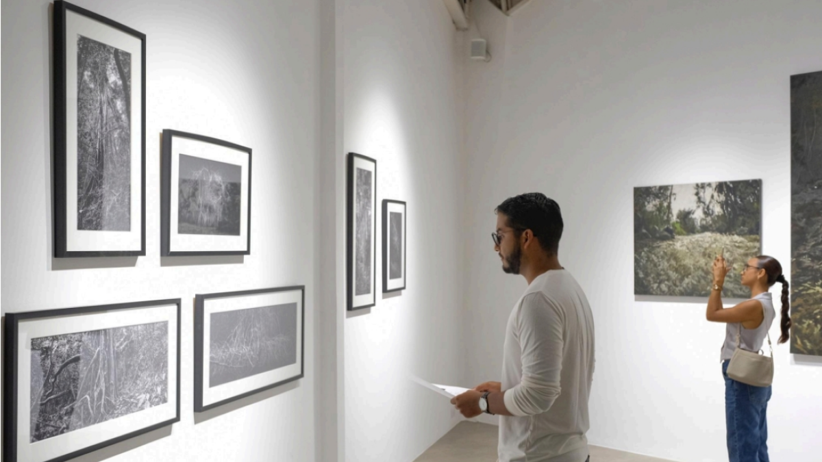 La exposición, que se inauguró en Guayaquil, reúne obras de tres artistas ecuatorianos.