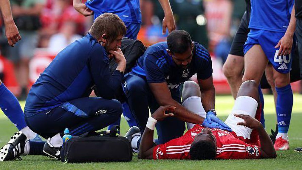 El delantero nigeriano Taiwo Awoniy del Nottingham Forst, tuvo el percance ante Leicester.