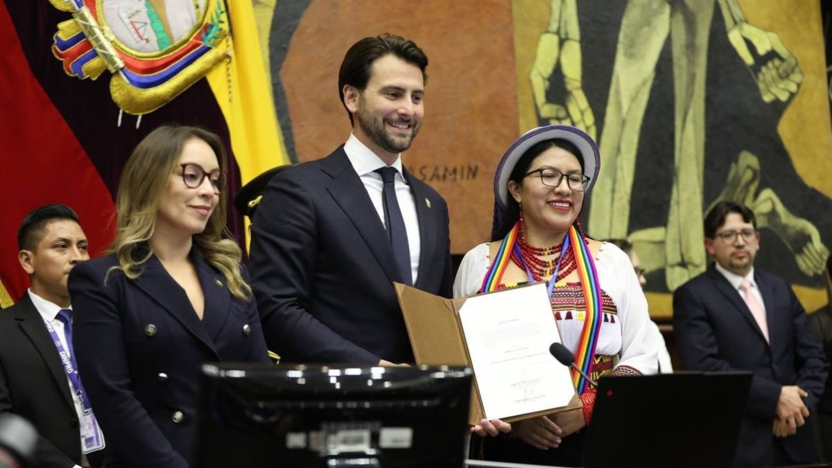 Carmen Tiupul (derecha) de Pachakutik fue designada la segunda vicepresidenta de la Asamblea por los próximos dos años.