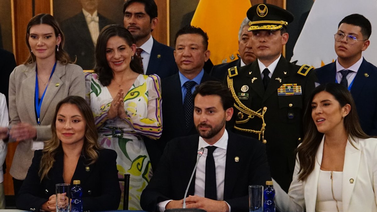 El nuevo presidente de la Asamblea Nacional, Niels Olsen, junto a los legisladores de ADN, al final de la sesión inaugural.
