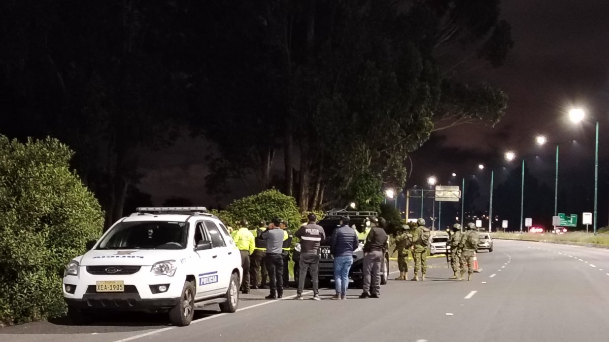 El objeto sospechoso fue abandonado a un costado de la vía.