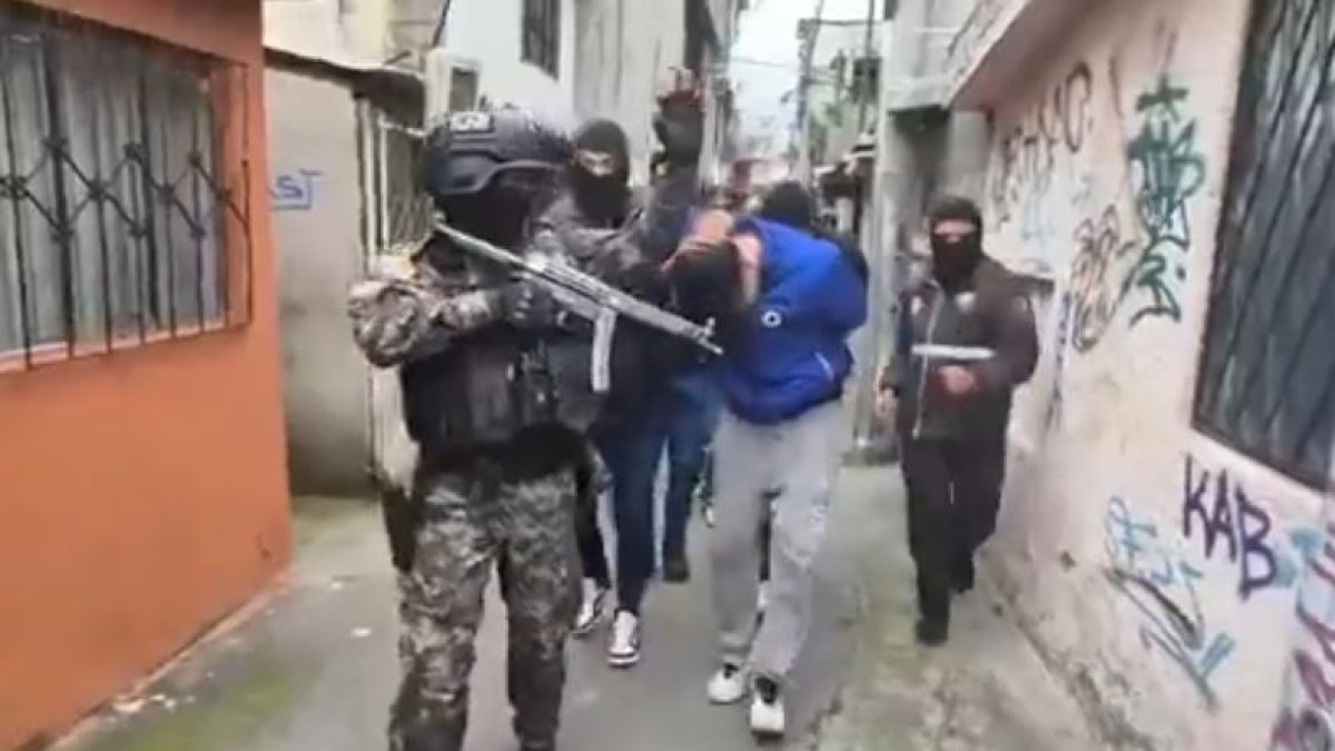 La Policía Nacional encontró armas y un explosivo al interior de una vivienda en Solanda, al sur de Quito