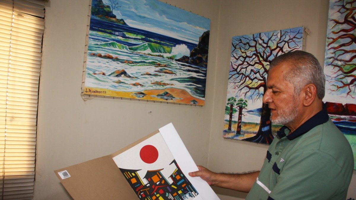 El pintor Leonardo Rivadeneira vuelve a las galerías de Guayaquil con sus muestras de simbolismo y color.