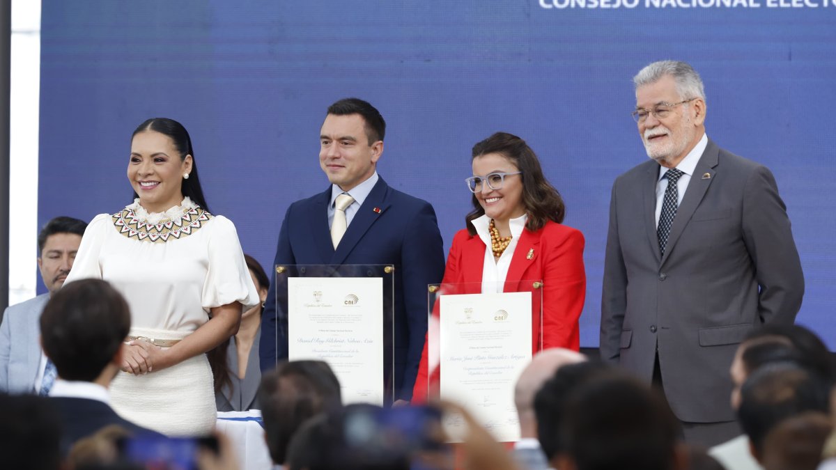 El CNE entrega las credenciales al presidente Daniel Noboa y a la vicepresidenta María José Pinto.