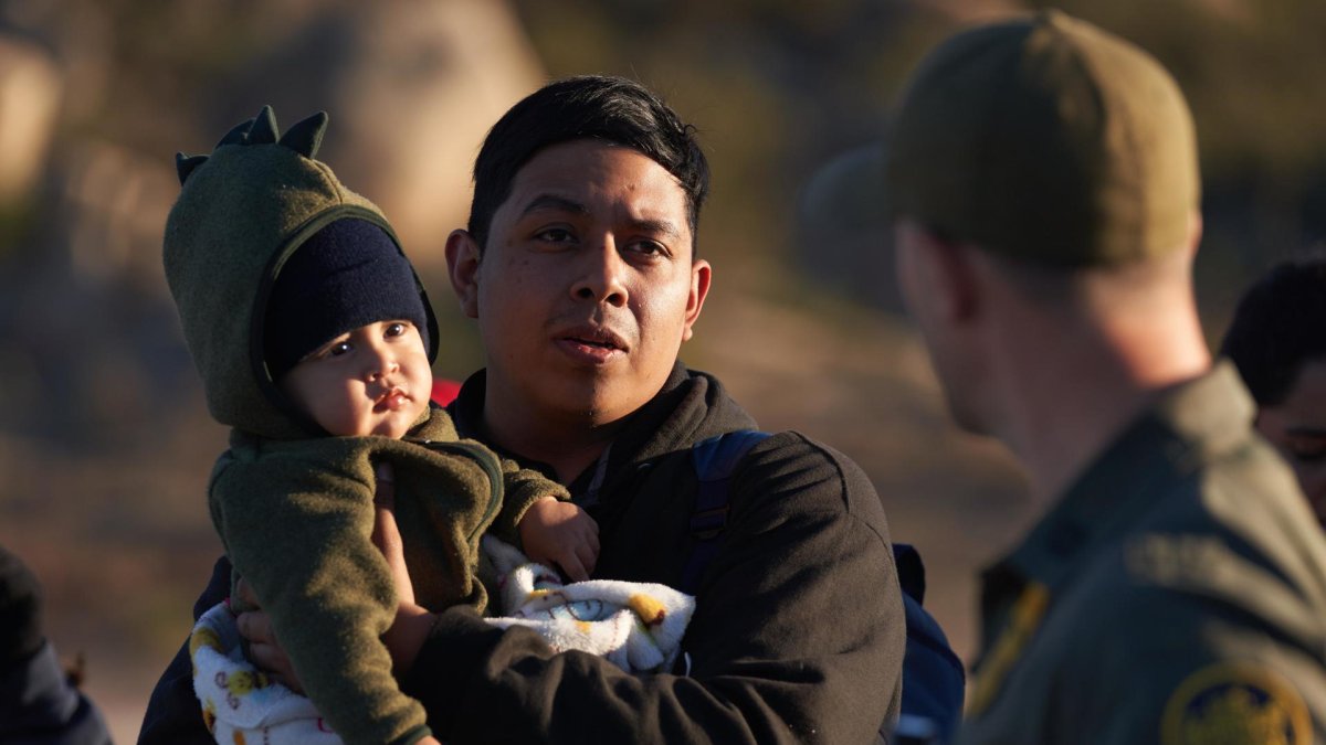Fotografía de archivo de un hombre y su bebé en la zona fronteriza de Jacumba, California (EE.UU.).