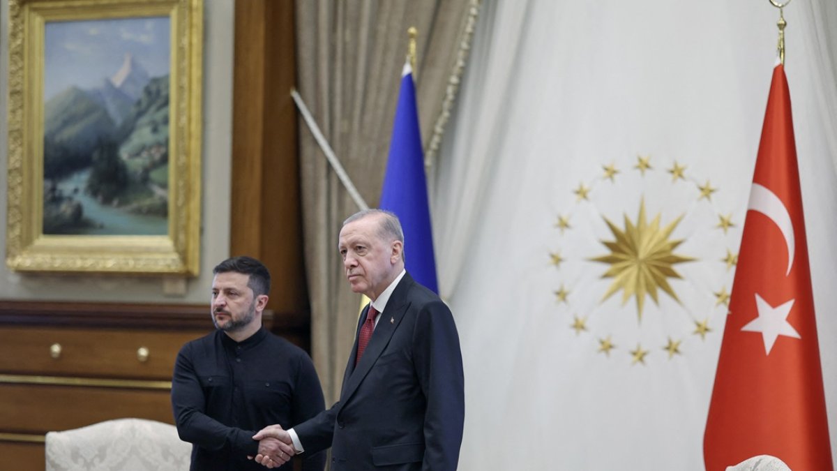 El presidente turco Recep Tayyip Erdogan (derecha) estrechando la mano del presidente ucraniano Volodímir Zelenski durante un encuentro en el Complejo Presidencial de Ankara.