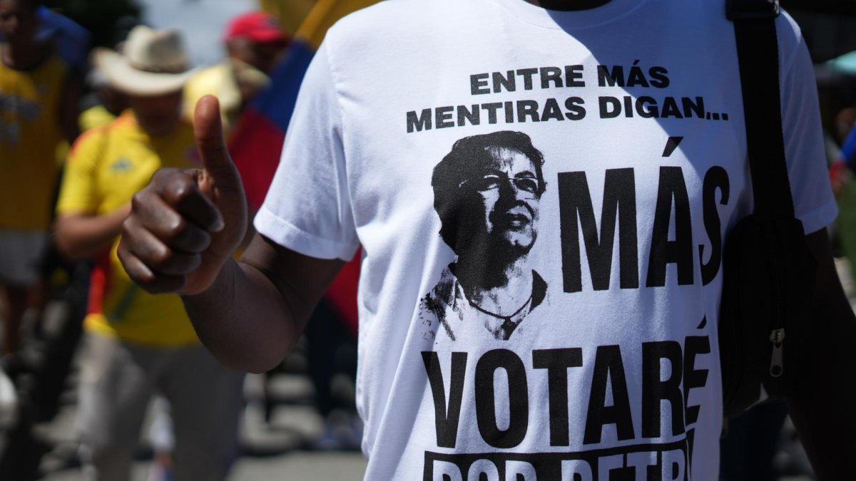 Una persona participa en la manifestación del Primero de Mayo, en apoyo a  Gustavo Petro y a su iniciativa de convocar una consulta popular. Cali (Colombia).