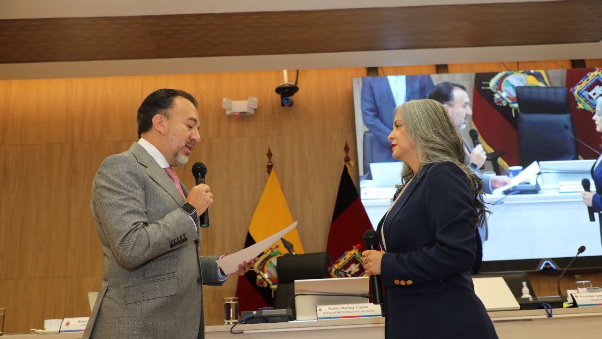 El alcalde Pabel Muñoz tomó el juramento a Fernanda Racines.