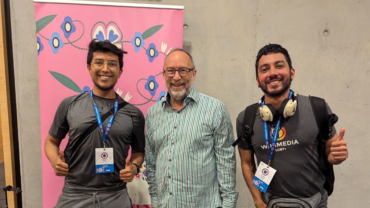 Escritores. Los wikipedistas ecuatorianos trabajan generando contenido en la enciclopedia global