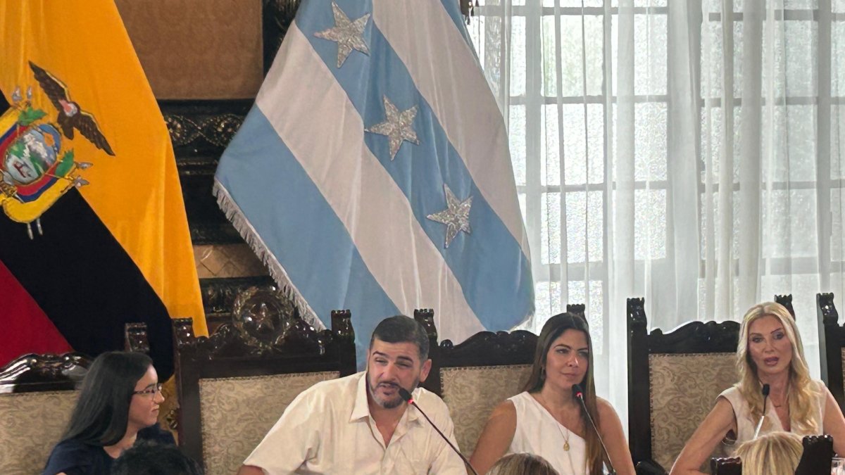 Tatiana Coronel, nueva vicealcaldesa de Guayaquil (blusa blanca).