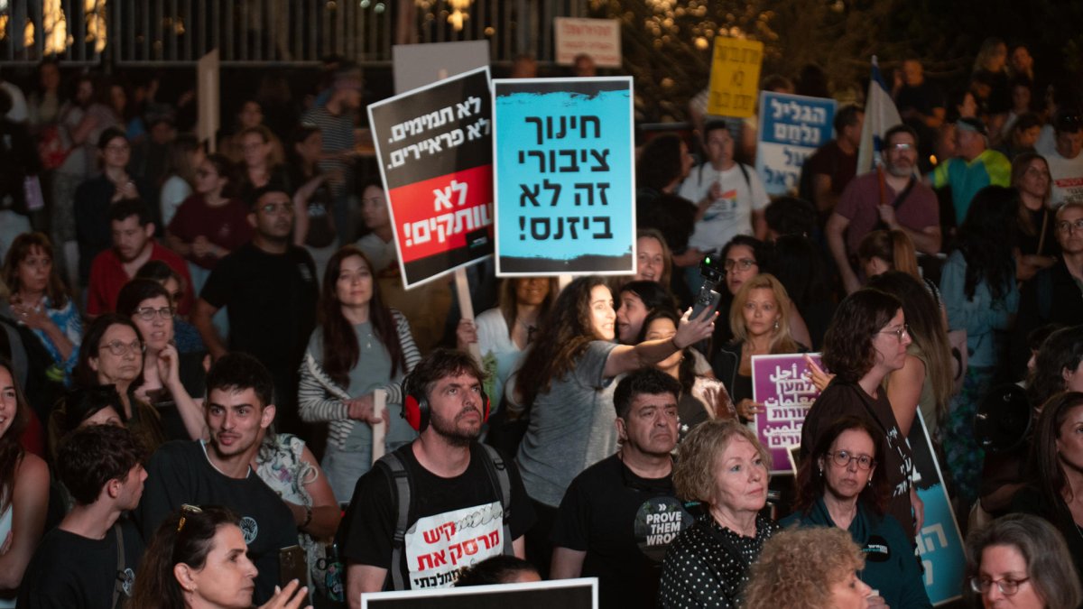 Cientos de ciudadanos fueron captados este miércoles, 14 de mayo, al protestar contra los recortes añadidos al presupuesto estatal israelí de 2025