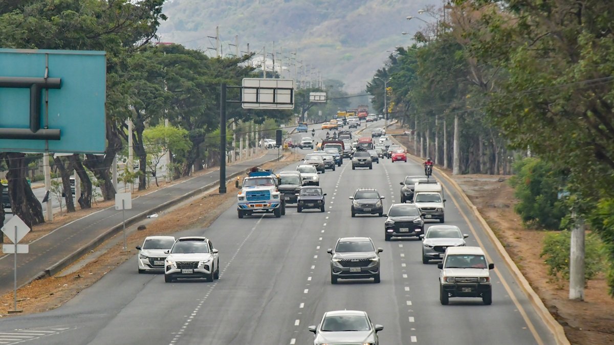 Cientos de vehículos circulan a diario por la vía a la costa, en el oeste de Guayaquil.