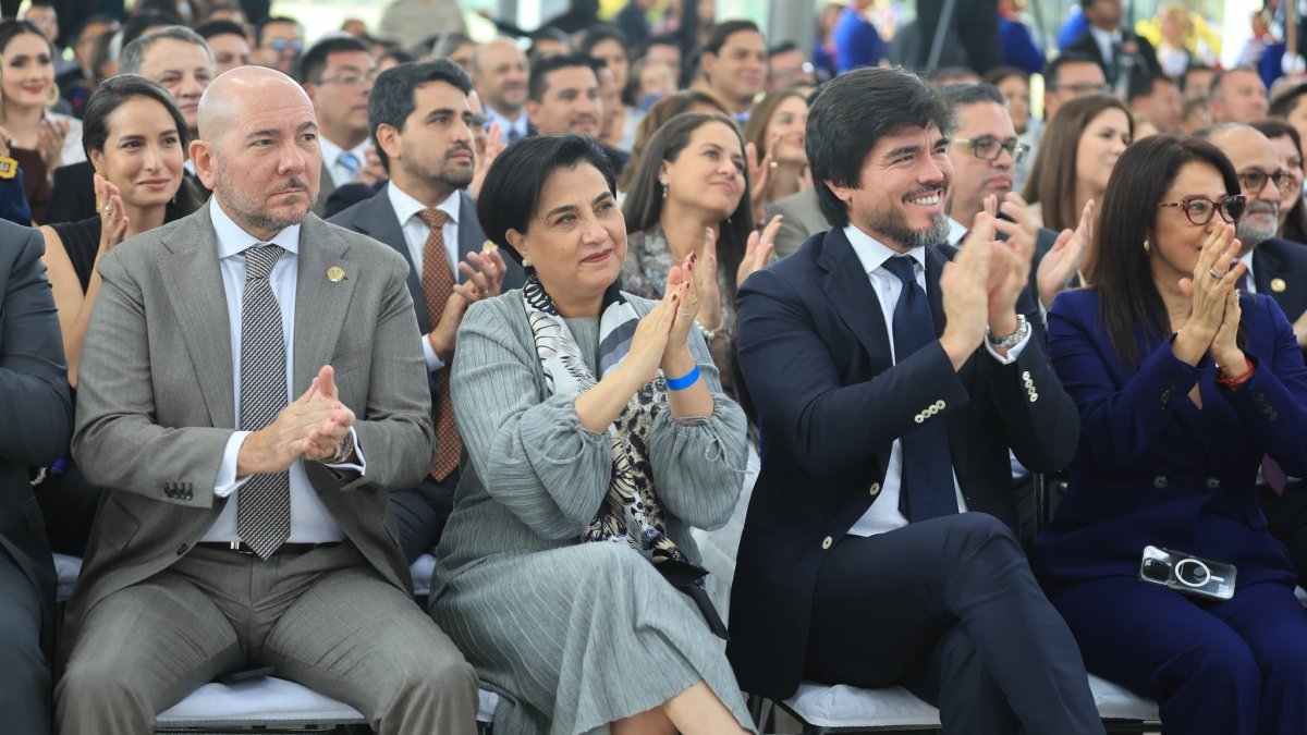 El ministro de Gobierno José De La Gasca (derecha) asistió a la entrega de credenciales del presidente reelecto Daniel Noboa.