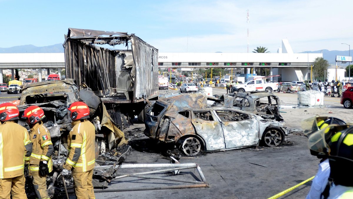 Rescatistas mexicanos trabajan en la zona donde ocurrió un accidente entre un camión de carga y autos particulares en el estado de Puebla (México), el 8 de febrero de 2025.