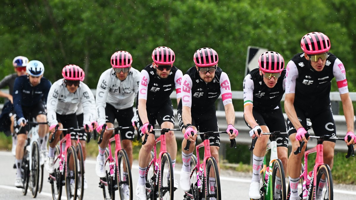 Los ciclistas del EF Education-EasyPost cuidaron de su líder, Richard Carapaz (i).