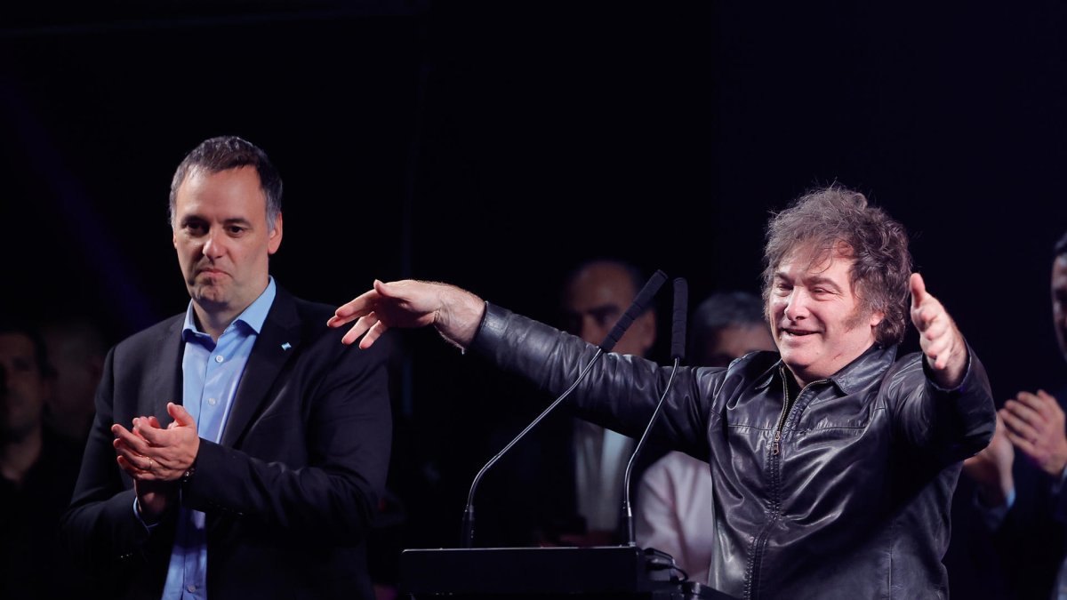 El presidente de Argentina, Javier Milei (d), y el candidato a legislador por el partido La Libertad Avanza (LLA), Manuel Adorni, participan en el cierre de campaña, en Buenos Aires (Argentina).