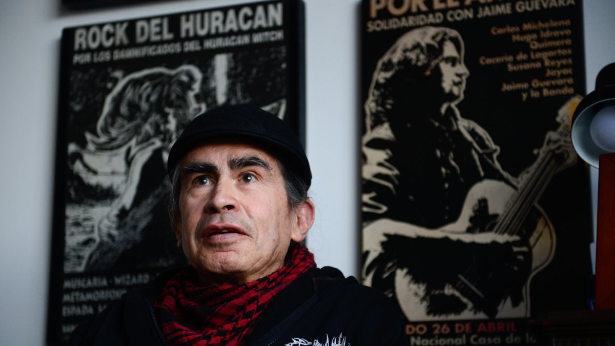 Cuando le preguntaron sobre reeditar sus cancioneros y fanzines, el incansable cantor respondía que “no hay tiempo” de organizarlas.