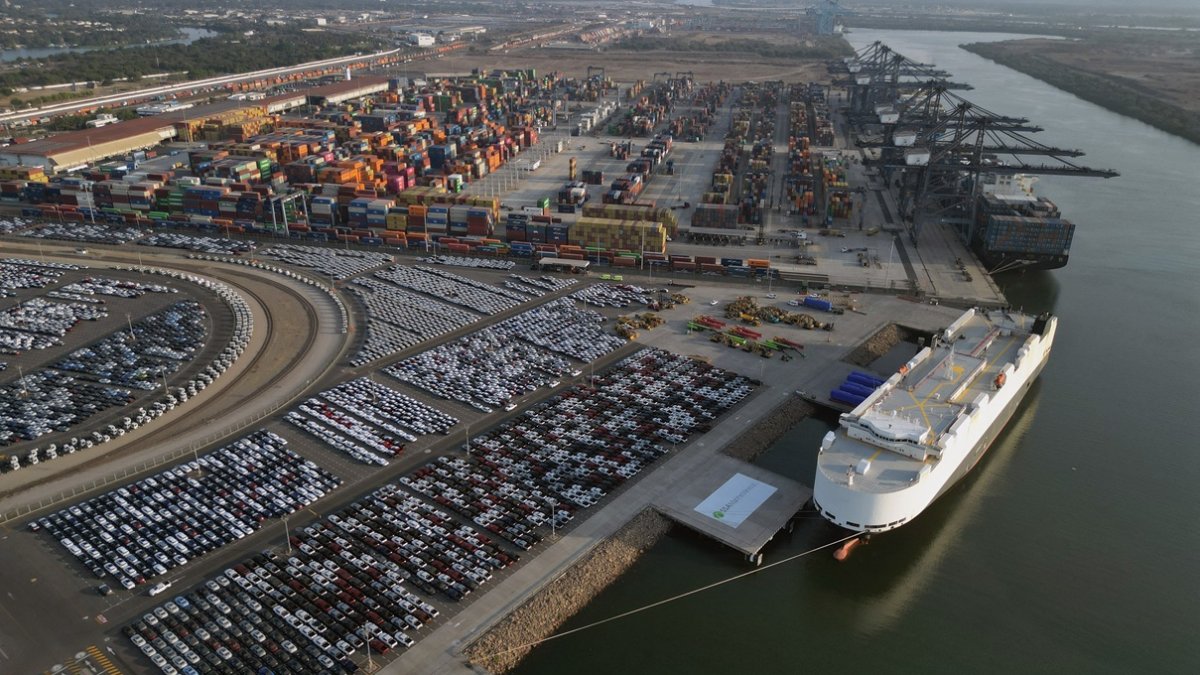 Vista aérea de automóviles importados en el puerto de carga de Lázaro Cárdenas, estado de Michoacán, México, el 25 de abril de 2025.
