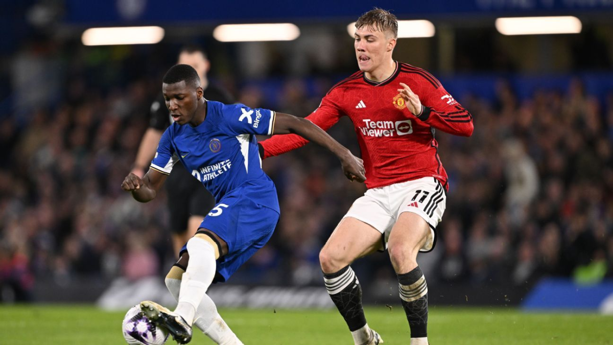 Moisés Caicedo en el control de la pelota en el duelo entre Chelsea y Manchester United