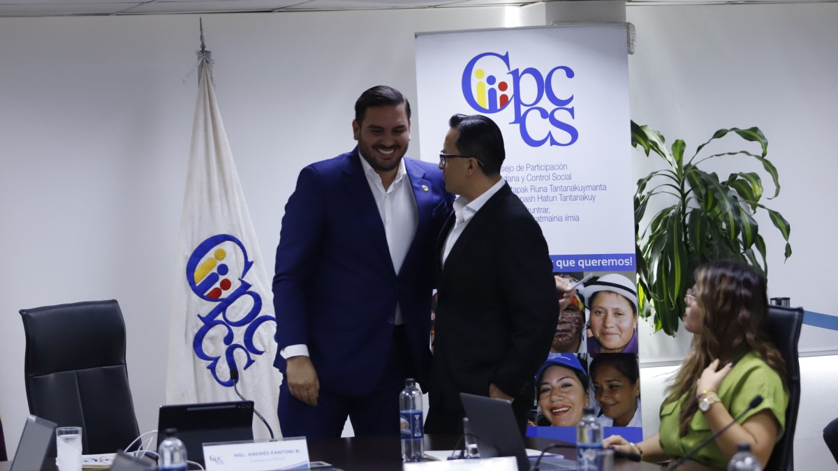 En su calidad de presidente subrogante del CPCCS, David Rosero suscribió el reglamento de comisiones ciudadanas que reformó el actual Pleno presidido por Andrés Fantoni.