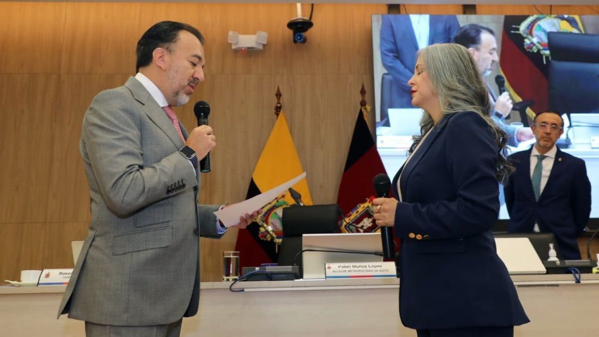 Juramento. Luego de dos años, el alcalde Pabel Muñoz le volvió a tomar juramento a su mano derecha, Fernanda Racines, como vicealcaldesa.