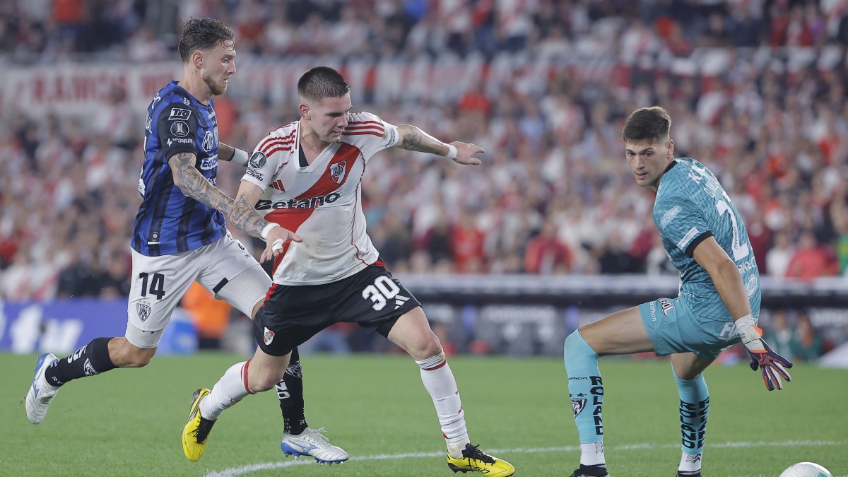 Franco Mastantuono (c) de River Plate en la acción del penal de Mateo Carabajal (i) de Independiente del Valle.