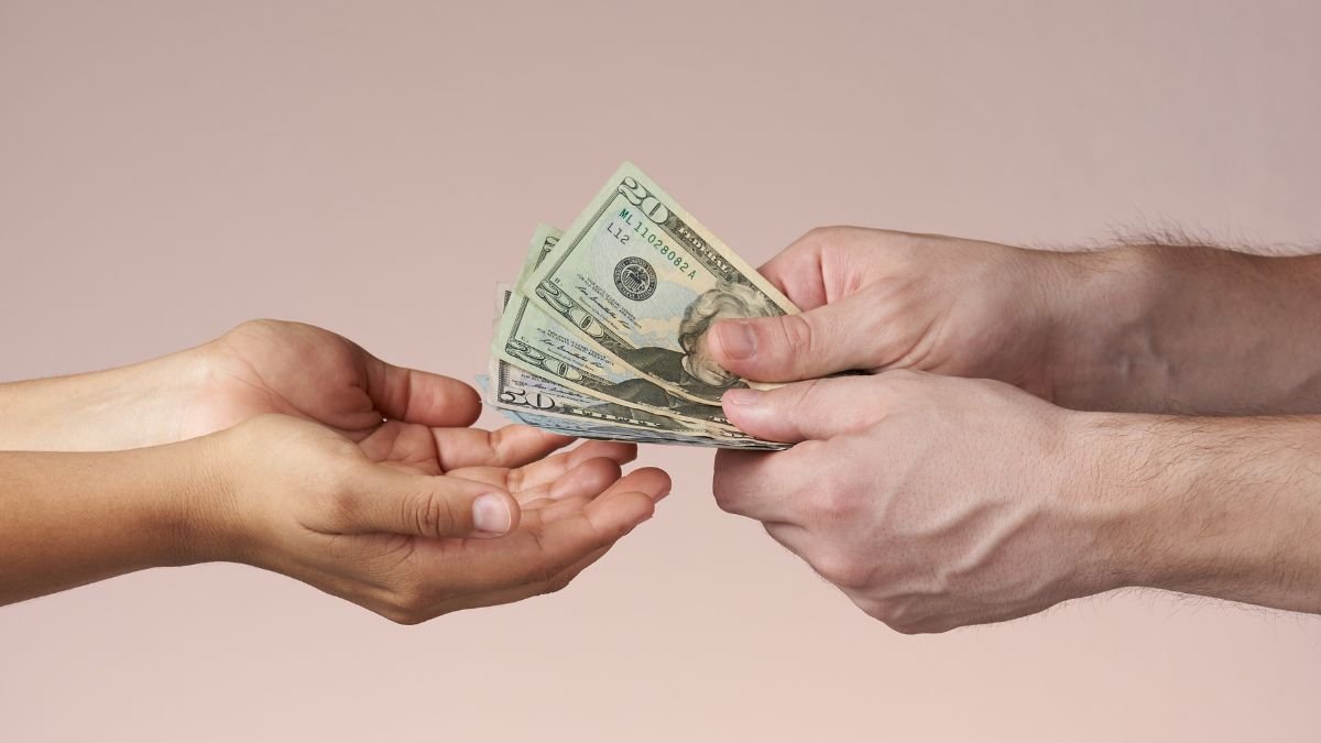 El Ministerio de Inclusión Económica y Social (MIES) habilita el cobro mensual del Bono de Desarrollo Humano.