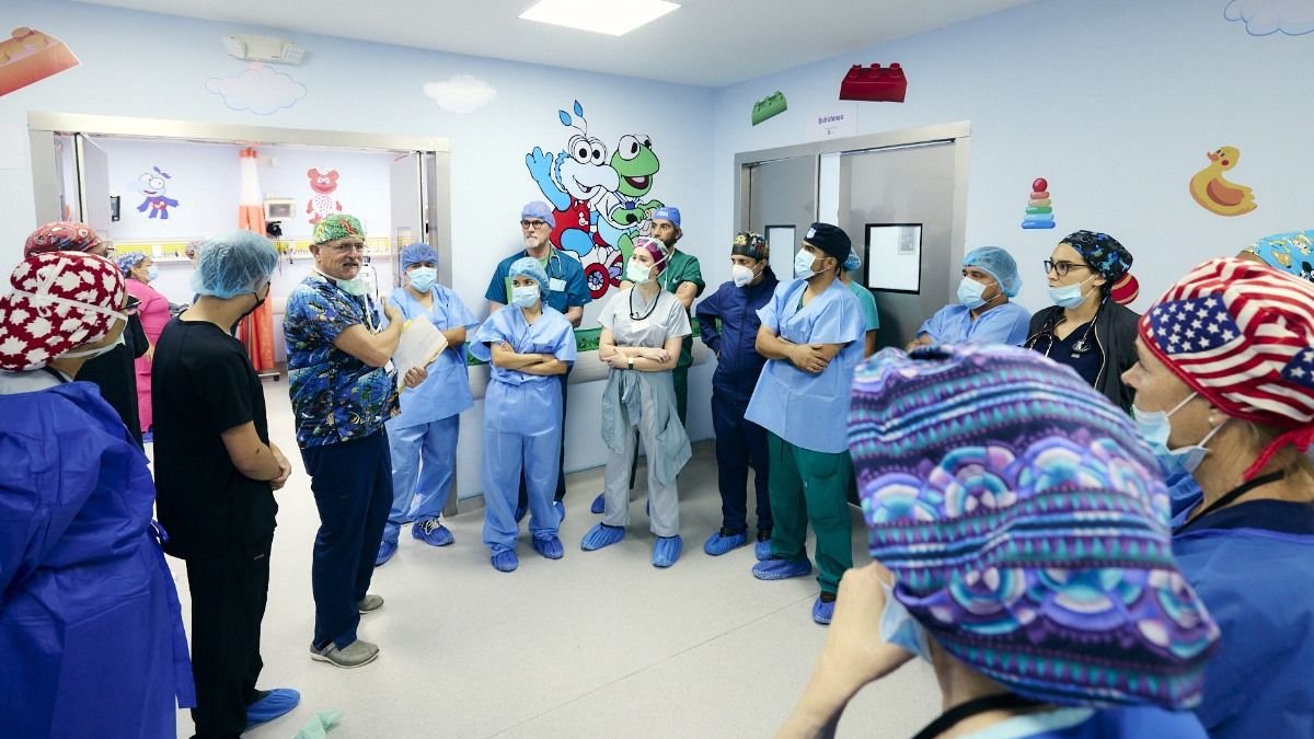 ONG. La Fundación El Cielo para los Niños realiza cirugías gratuitas de escoliosis, estrabismo, y da protesis a necesitados en el país.