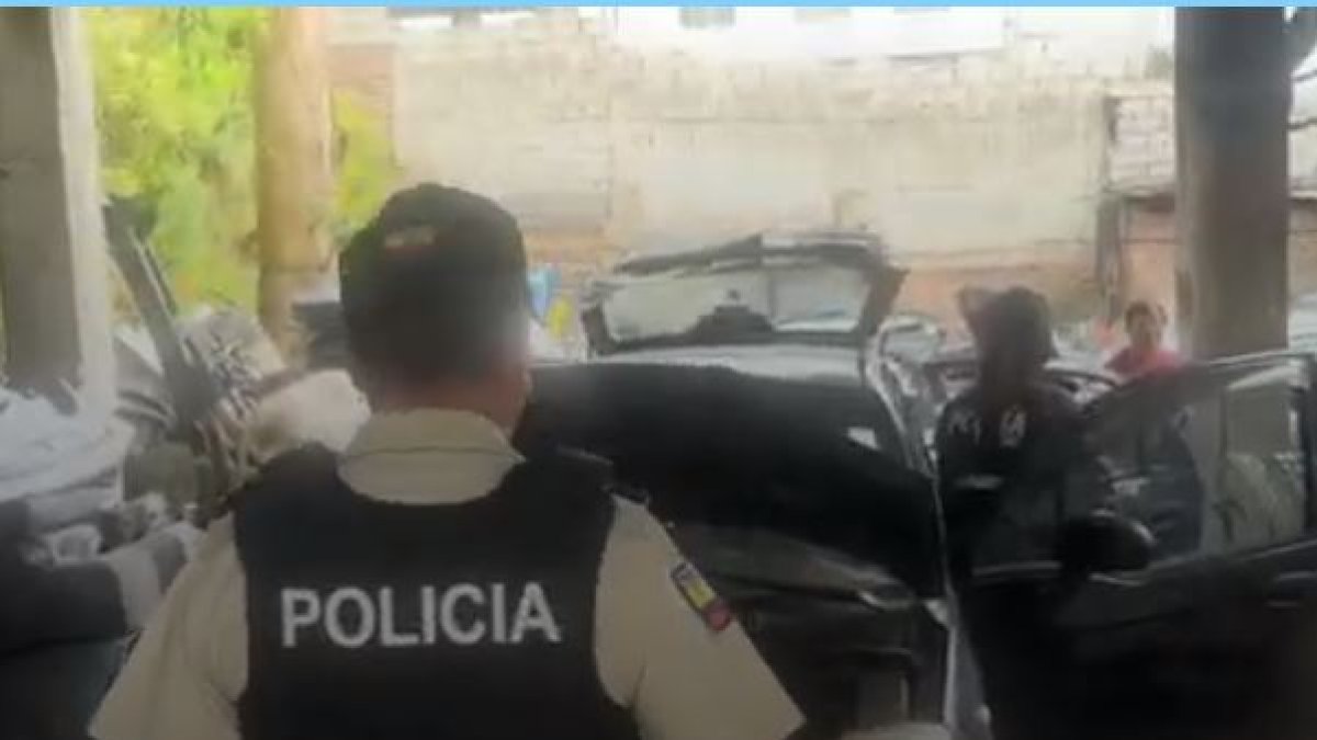 La policía desmanteló una mecánica clandestina en el sur de Quito, en el lugar hallaron vehículos robados y más de 200 autopartes.