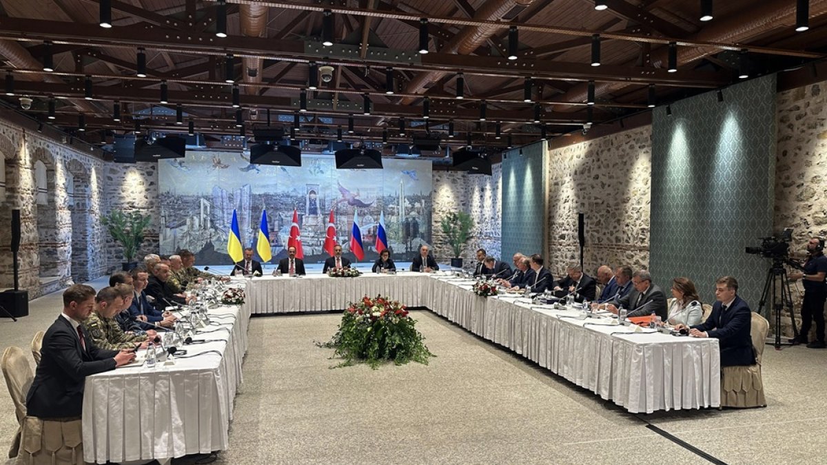 Miembros de las delegaciones ucraniana (izq.) y rusa (der.) asistiendo a una reunión en la oficina presidencial turca de Dolmabahce, en Estambul.