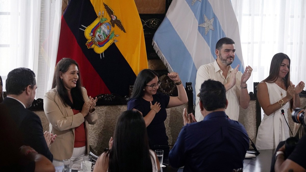 De izquierda a derecha: la concejal Nelly Pullas; la vicealcaldesa saliente, Blanca López; el alcalde Aquiles Álvarez; y la nueva vicealcaldesa, Tatiana Coronel, este jueves 15 de mayo.