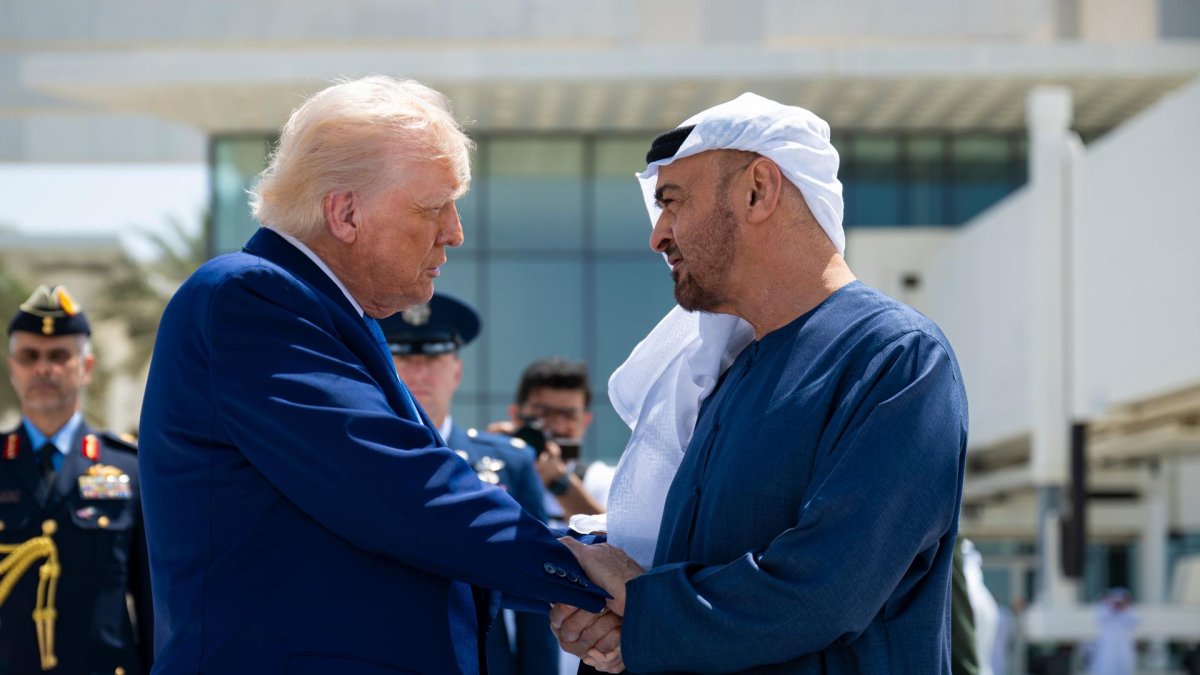 Donald Trump, despidiéndose del presidente de Emiratos Árabes Unidos, Mohamed bin Zayed Al Nahyan en el Aeropuerto Presidencial de Abu Dabi, Emiratos Árabes Unidos, el 16 de mayo de 2025.