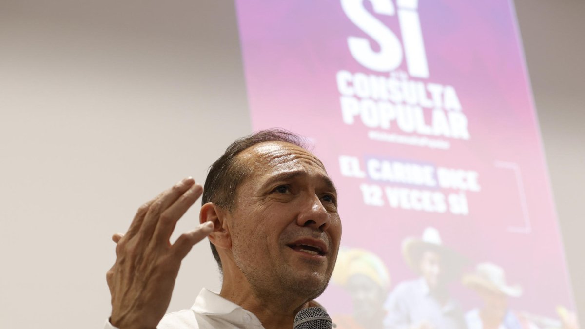 El ministro del Trabajo, Antonio Sanguino, habla durante un encuentro el 16 de mayo de 2025, en Santa Marta (Colombia).