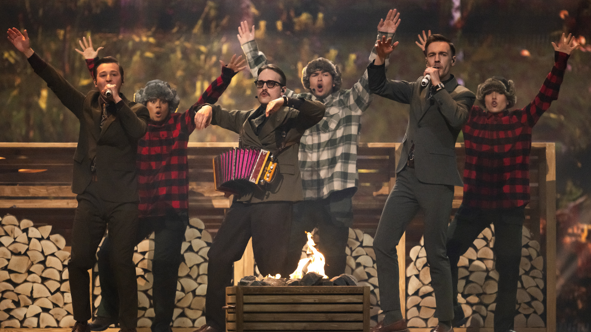 La agrupación sueca KAJ durante la presentación del tema 'Bara bada bastu' durante la primera semifinal del Festival de Eurovisión 2025.