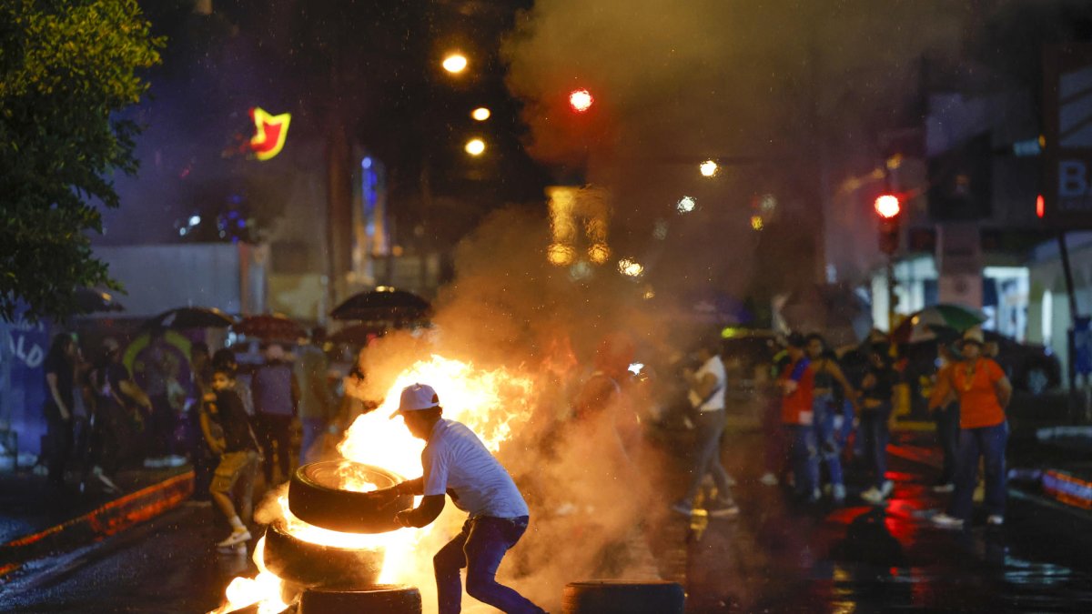 Manifestantes bloquean una vía durante una protesta este jueves, en Santiago de Veraguas (Panamá)