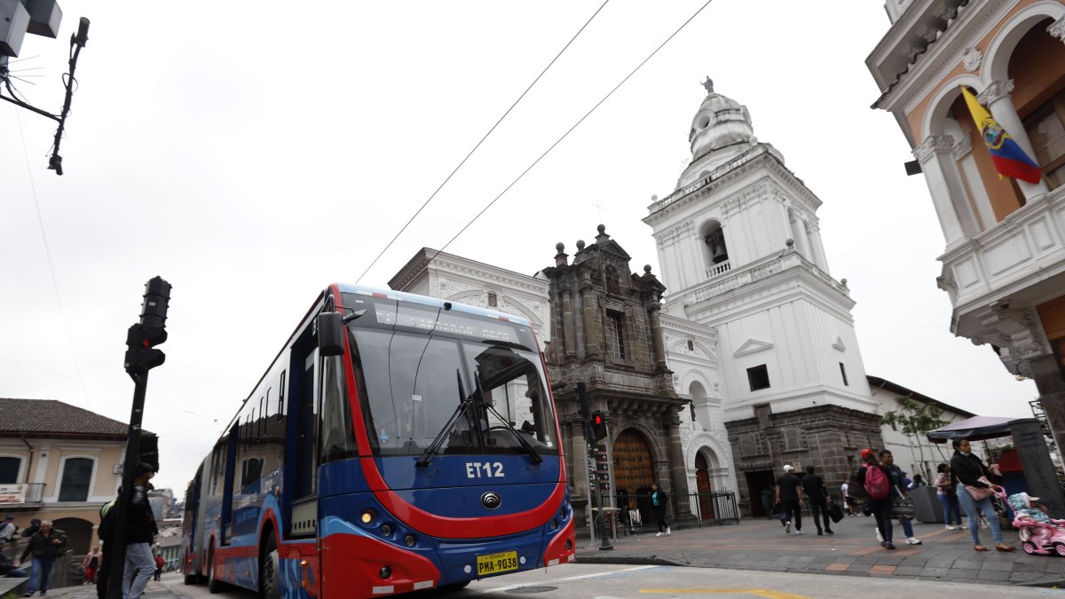 El Trolebús se inauguró hace treinta años en la capital, convirtiéndose en el sistema de transporte más moderno del país.